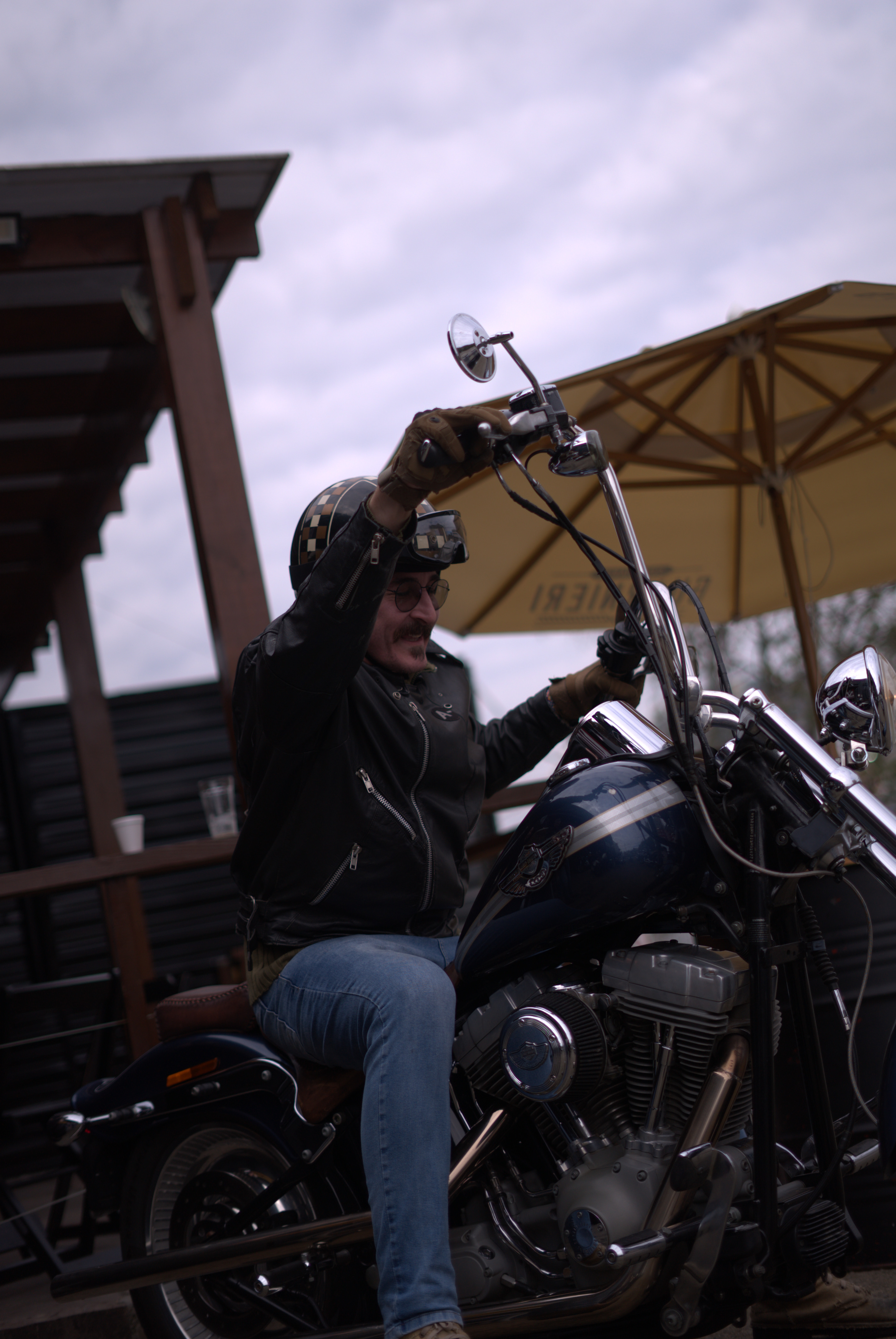 Motociclista em sua Harley-Davidson na V2Motohub